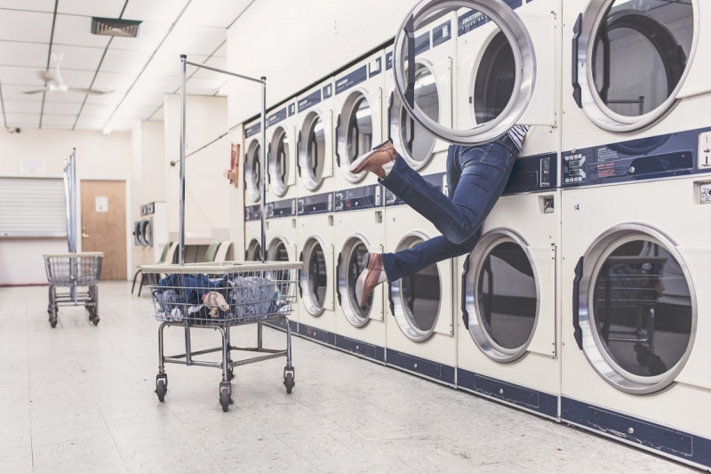 magasin-BARGEMON-min_laundry_washing_machines_housewife_household_laundry_shop_woman_funny_accident-946996