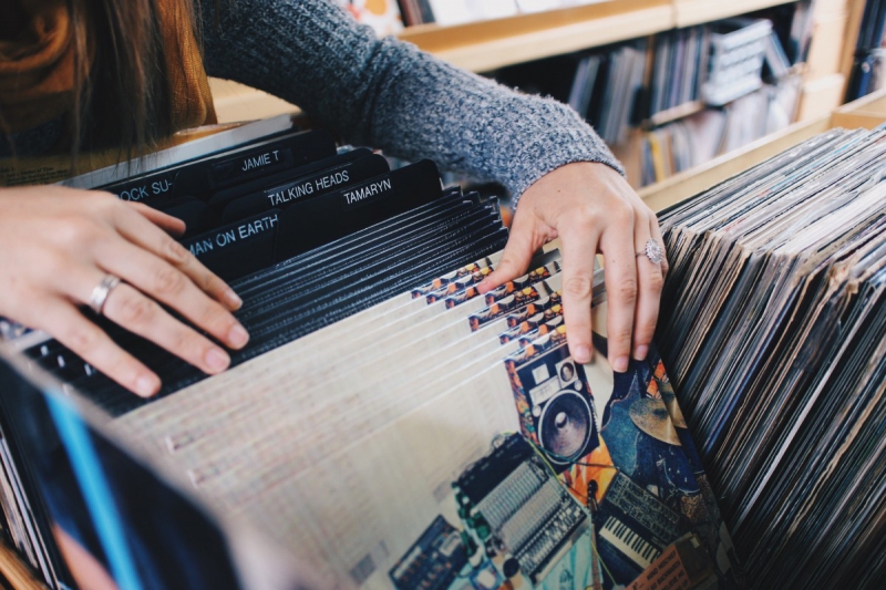 magasin-BARGEMON-min_vinyl_records_store_shopping_retro_music_audio_album_rock-684576